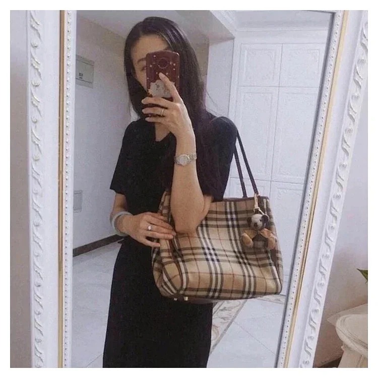 Burberry's transformable bags range from totes to buckets! B series super hot type~! Original imported leather, high-density canvas material, retro style armpit bag for women