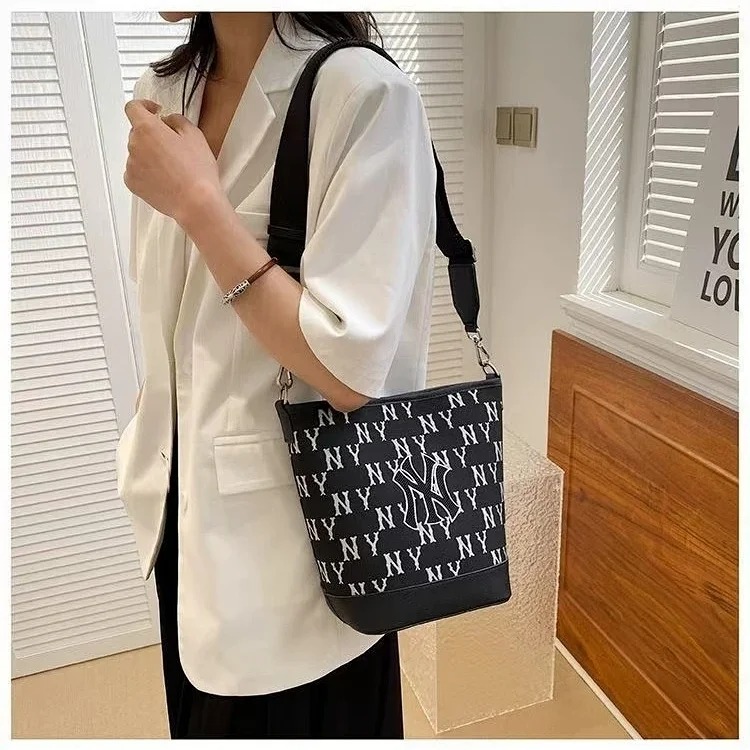 MLB Yankees College Style Versatile Large Capacity Shoulder Bag