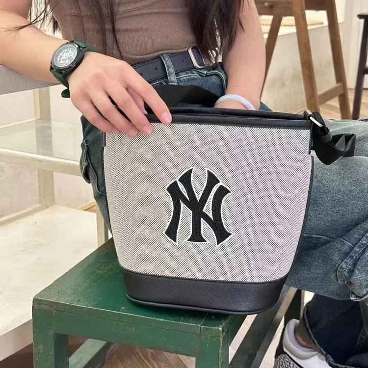 MLB Yankees College Style Versatile Large Capacity Shoulder Bag