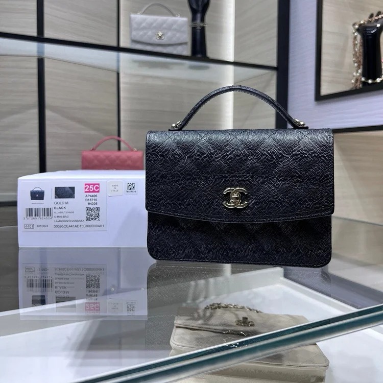 Chanel chain bag can be worn on one shoulder, crossbody handbag for women