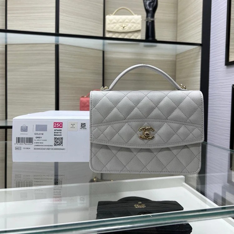 Chanel chain bag can be worn on one shoulder, crossbody handbag for women