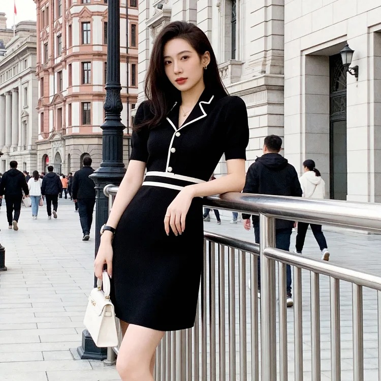 Women French A-line short-sleeved little black dress image 4