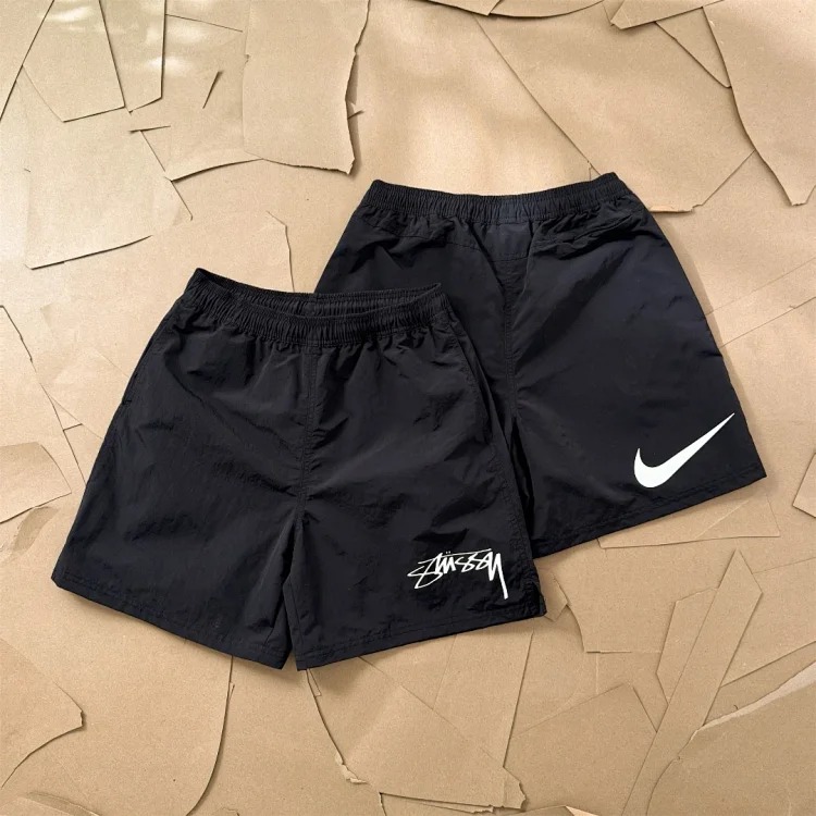 Original production Stussy x Nike joint classic Logo printed three-quarter shorts quick-drying beach pants FJ9168 fabric: woven quick-drying fabric, inner mesh, soft and not clinging to the
