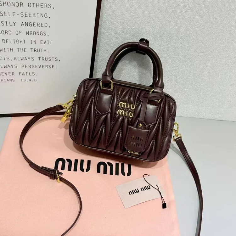 miu lambskin pleated bowling ball Boston daughter carries a small square bag versatile one-shoulder cross-body for women