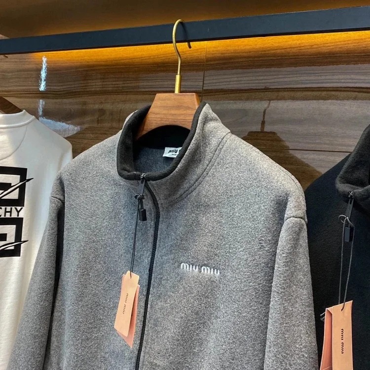 Miu Miu 24FW new fashionable warm fleece stand-collar jacket for autumn and winter, the same classic embroidered logo loose silhouette zipper jacket for men and women