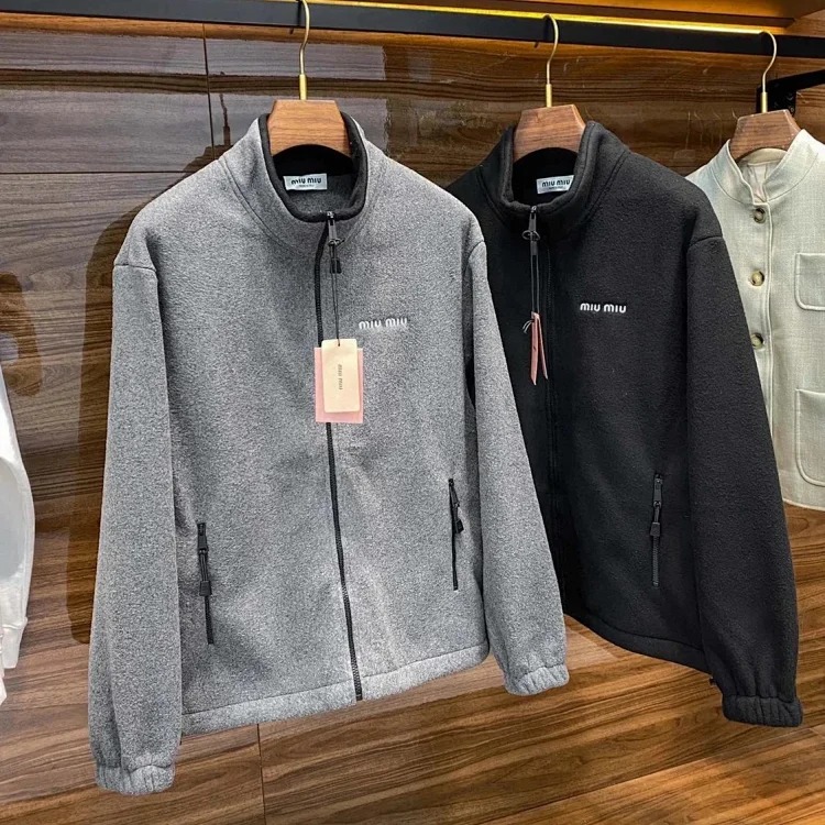 Miu Miu Miumiu 24FW new fashionable warm fleece stand-collar jacket for autumn and winter, the same classic embroidered logo logo loose silhouette zipper jacket for men and women! Trading co