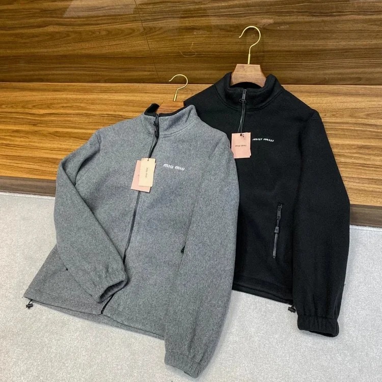 Miu Miu Miumiu 24FW new fashionable warm fleece stand-collar jacket for autumn and winter, the same classic embroidered logo logo loose silhouette zipper jacket for men and women! Trading co