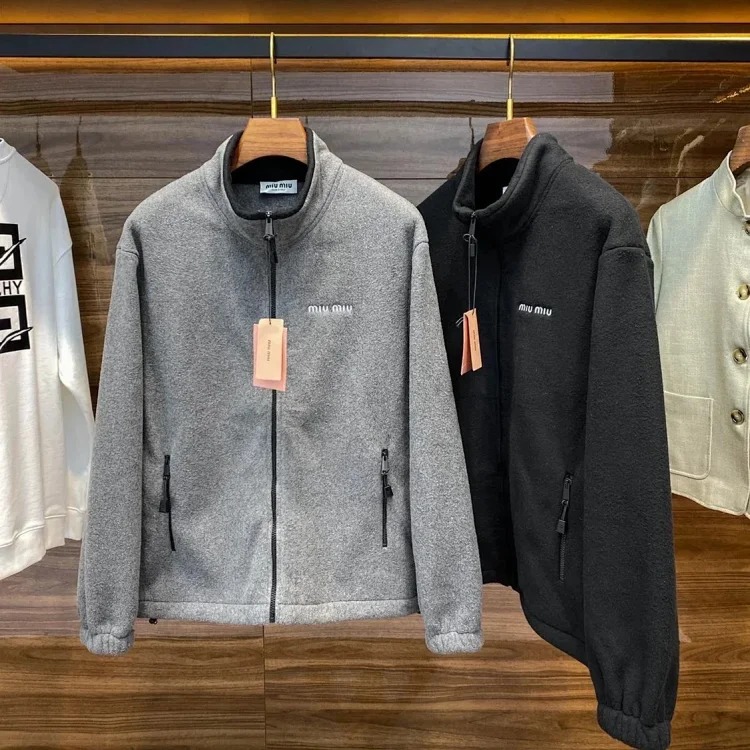 Miu Miu 24FW new fashionable warm fleece stand-collar jacket for autumn and winter, the same classic embroidered logo loose silhouette zipper jacket for men and women