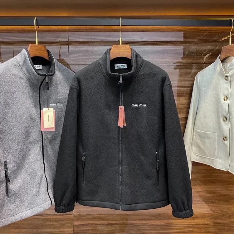 Miu Miu Miumiu 24FW new fashionable warm fleece stand-collar jacket for autumn and winter, the same classic embroidered logo logo loose silhouette zipper jacket for men and women! Trading co