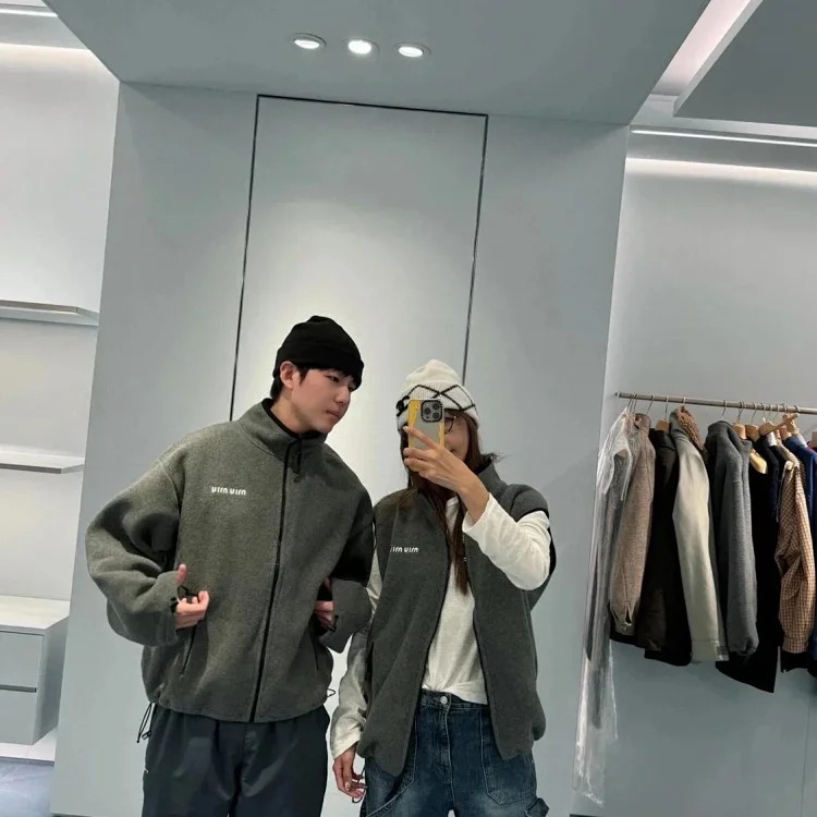 Miu Miu Miumiu 24FW new fashionable warm fleece stand-collar jacket for autumn and winter, the same classic embroidered logo logo loose silhouette zipper jacket for men and women! Trading co