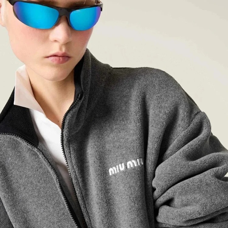 Miu Miu Miumiu 24FW new fashionable warm fleece stand-collar jacket for autumn and winter, the same classic embroidered logo logo loose silhouette zipper jacket for men and women! Trading co