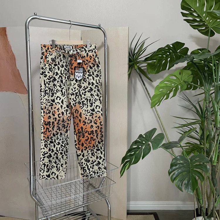 Manufacture of Stussy leopard print pants and tops of many Internet celebrity celebrities such as Wang Jiaer. Custom-woven high-density twill fabric. Positioned digital direct-injection prin