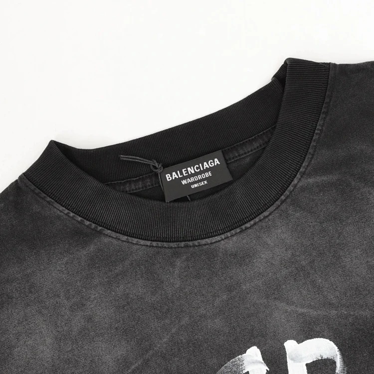 B's washed and distressed half-sleeves are a fashionable brand with a strong sense of style.
