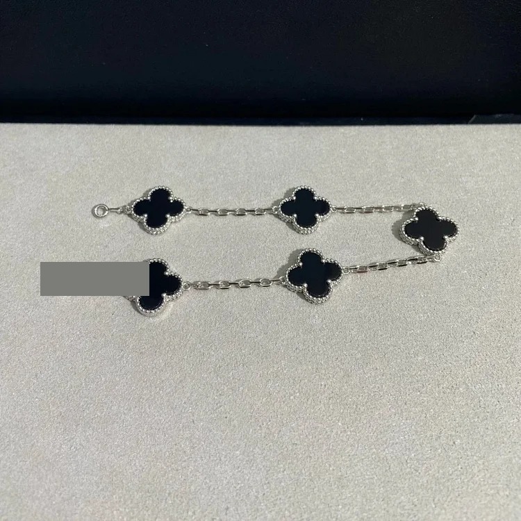 The bracelet is made of V-gold and is made of CNC carving technology.