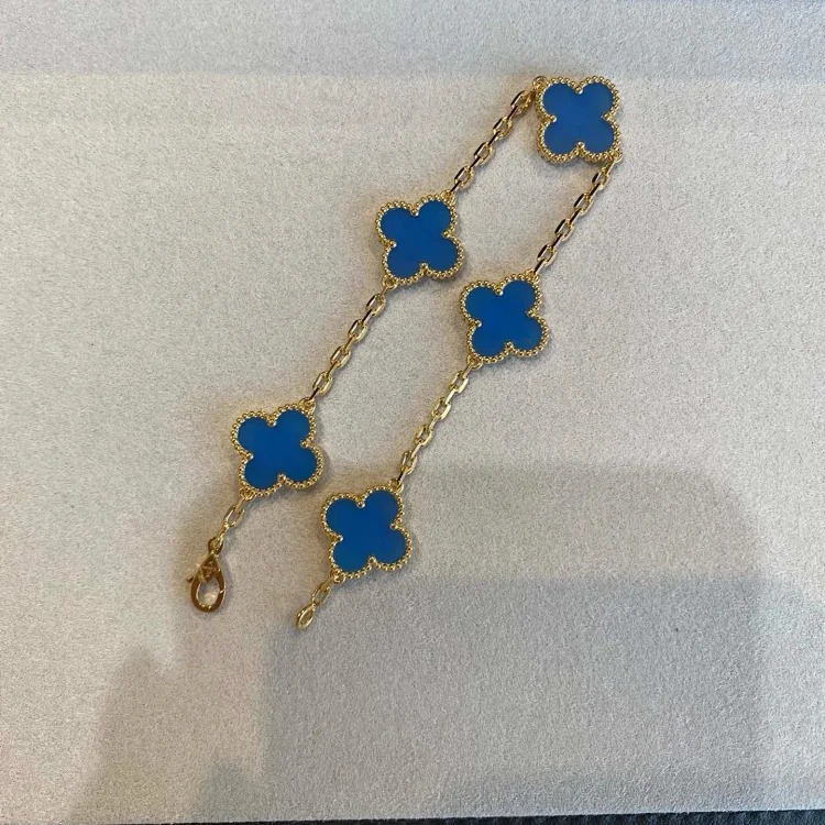 The bracelet is made of V-gold and is made of CNC carving technology.