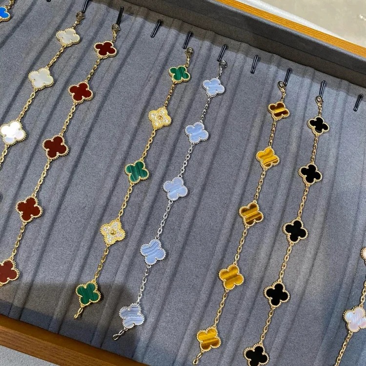 The bracelet is made of V-gold and is made of CNC carving technology.