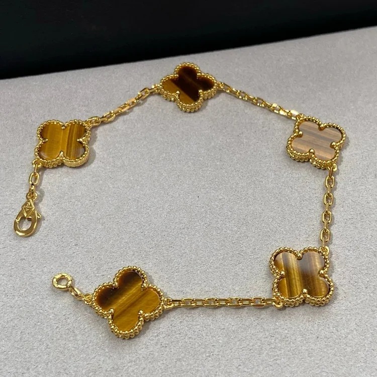 The bracelet is made of V-gold and is made of CNC carving technology.