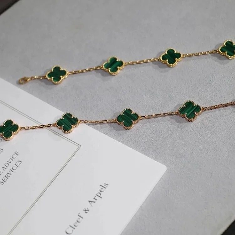 The bracelet is made of V-gold and is made of CNC carving technology.