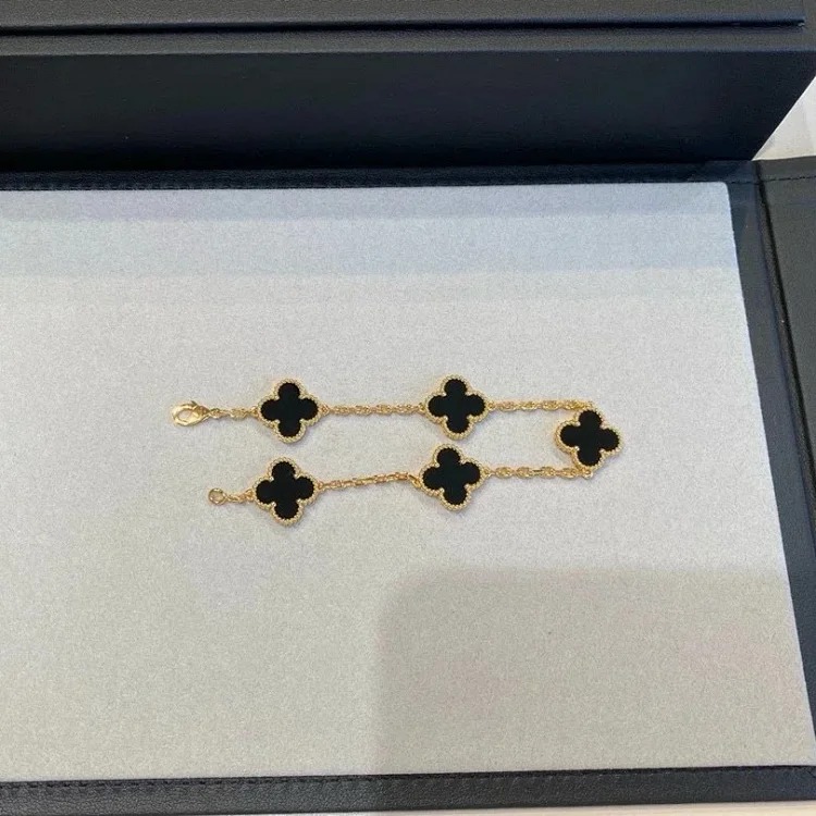 The bracelet is made of V-gold and is made of CNC carving technology.