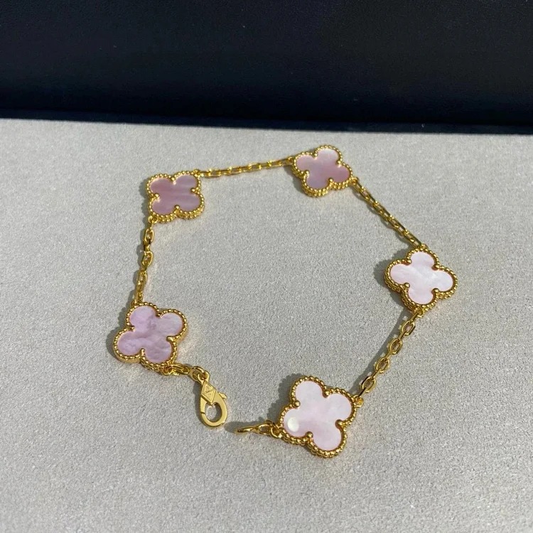 The bracelet is made of V-gold and is made of CNC carving technology.
