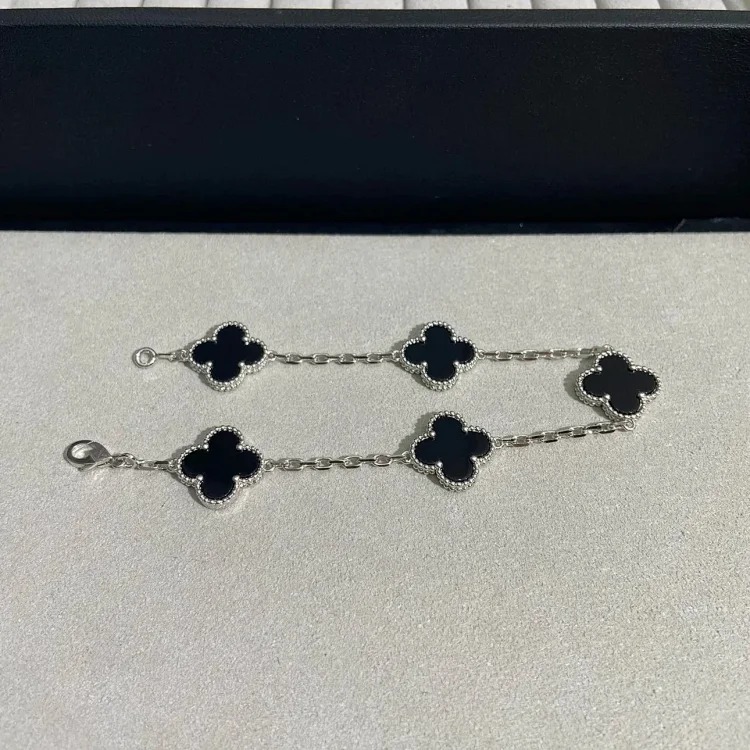 The bracelet is made of V-gold and is made of CNC carving technology.