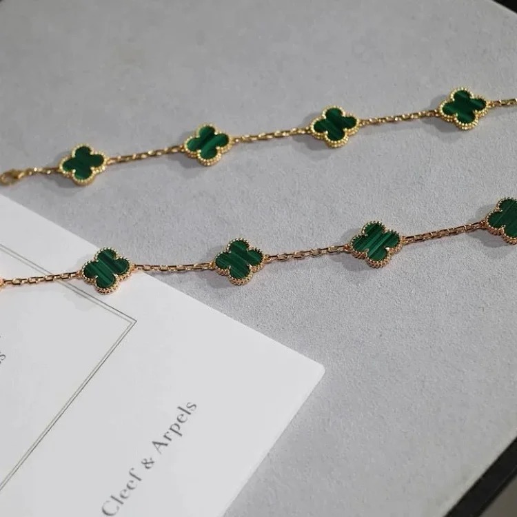 The bracelet is made of V-gold and is made of CNC carving technology.