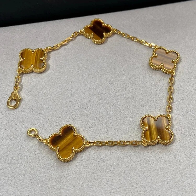 The bracelet is made of V-gold and is made of CNC carving technology.