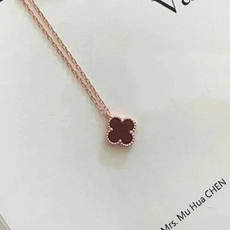 Fine necklace made of V-gold with CNC carving technology