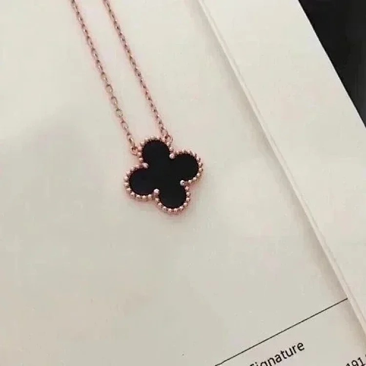 Fine necklace made of V-gold with CNC carving technology