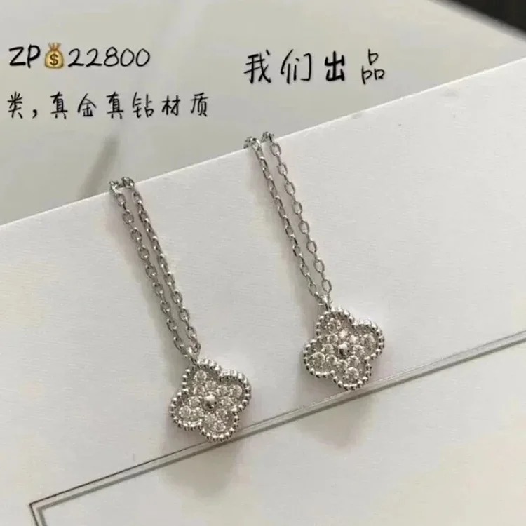 Fine necklace made of V-gold with CNC carving technology