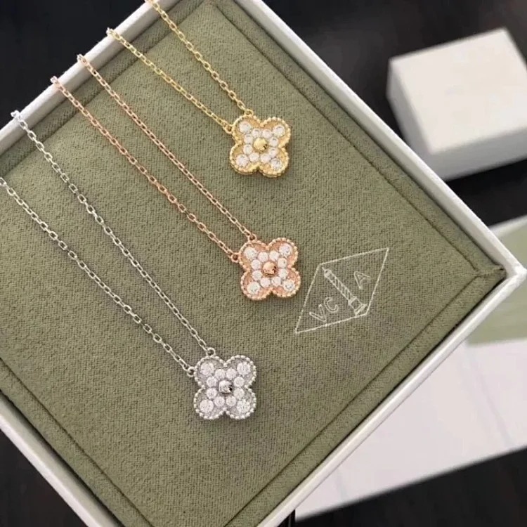 Fine necklace made of V-gold with CNC carving technology