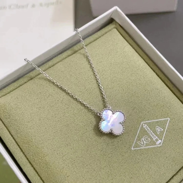 Fine necklace made of V-gold with CNC carving technology