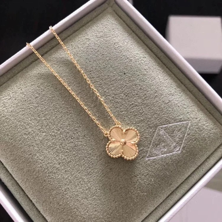 Fine necklace made of V-gold with CNC carving technology