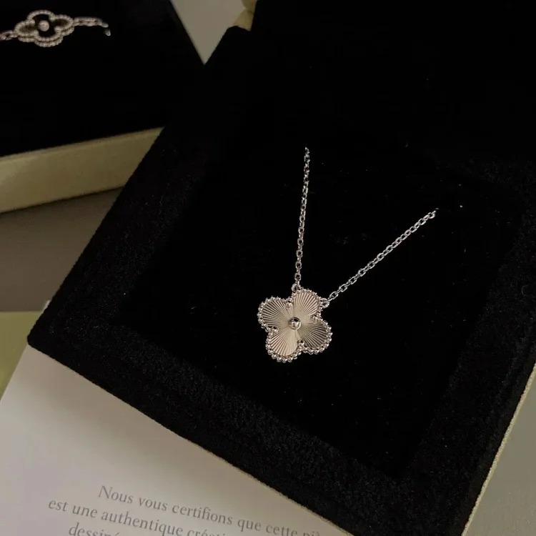 Fine necklace made of V-gold with CNC carving technology