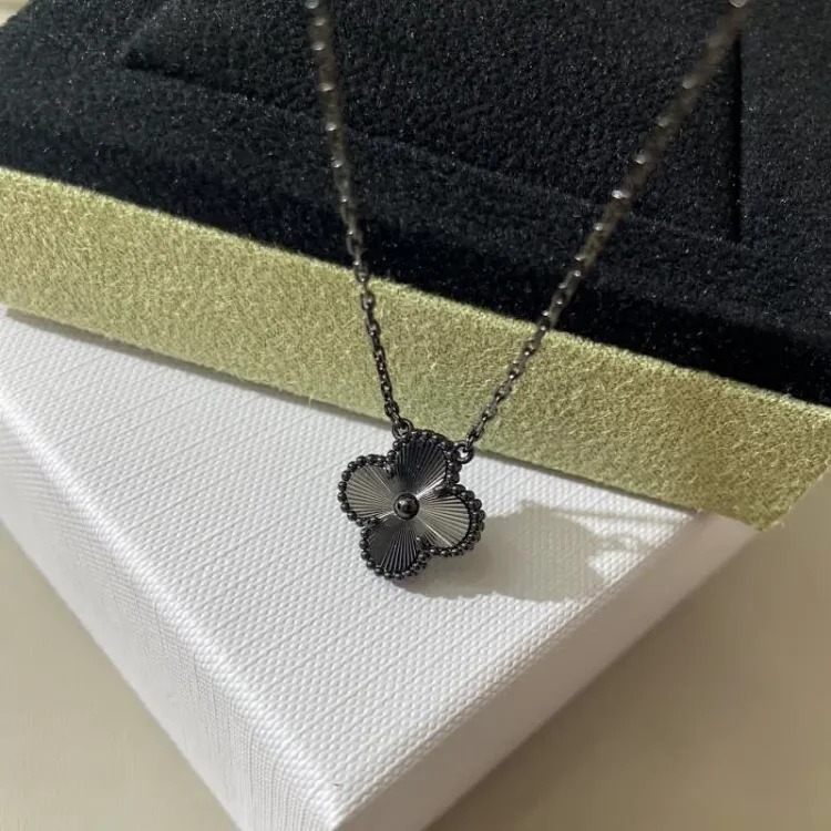 Fine necklace made of V-gold with CNC carving technology
