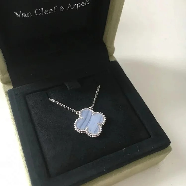Fine necklace made of V-gold with CNC carving technology