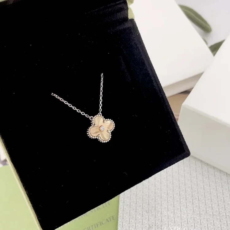 Fine necklace made of V-gold with CNC carving technology
