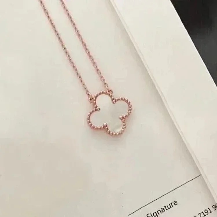 Fine necklace made of V-gold with CNC carving technology