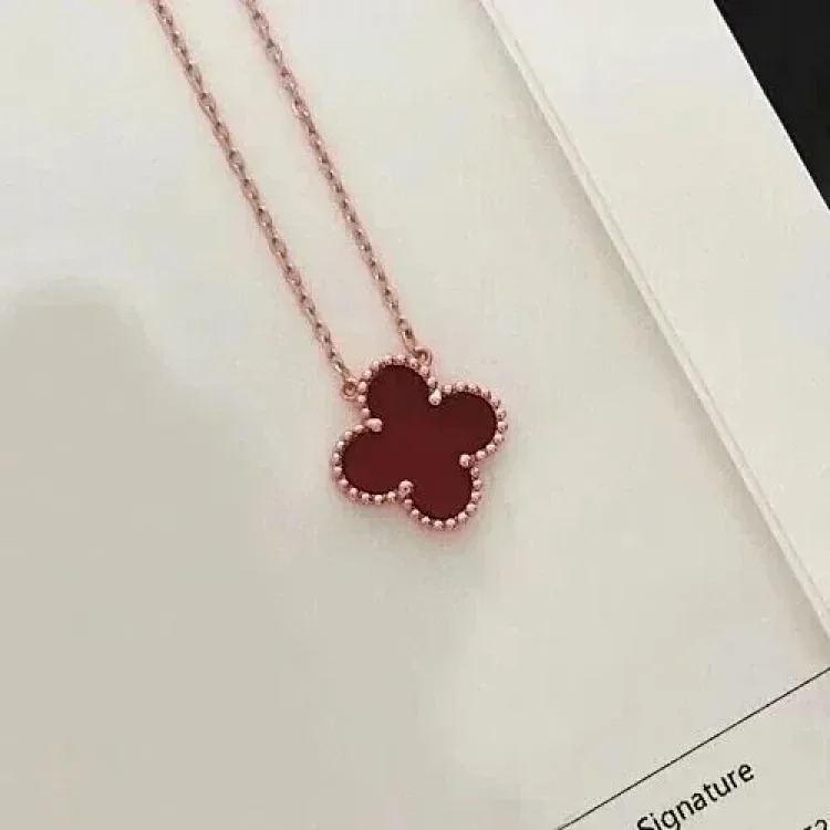 Fine necklace made of V-gold with CNC carving technology