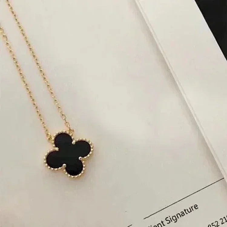 Fine necklace made of V-gold with CNC carving technology