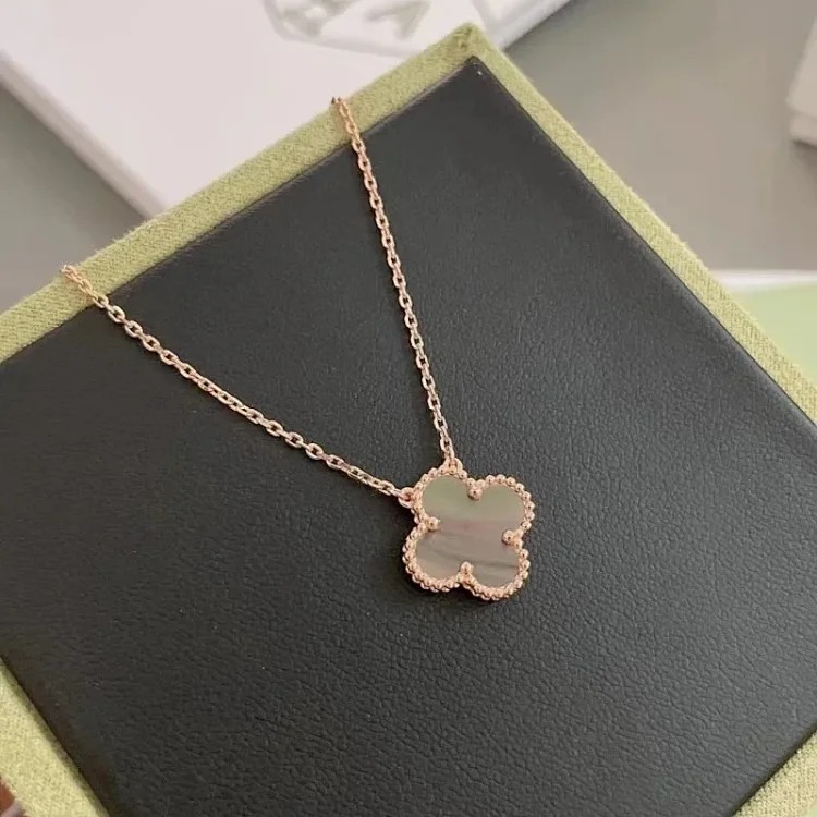 Fine necklace made of V-gold with CNC carving technology