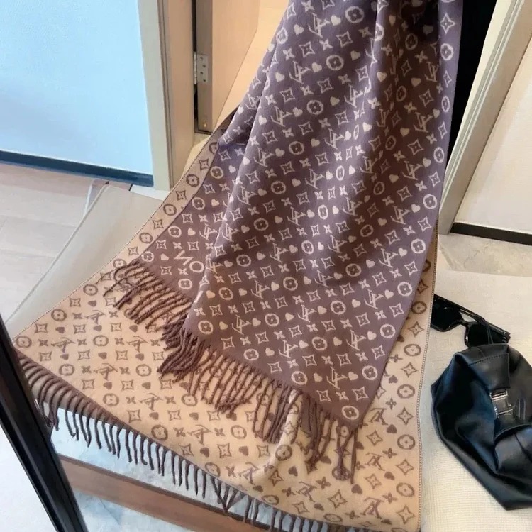 Autumn and winter fashionable and versatile light luxury scarf 01 (no after-sales service for more than 7 days)