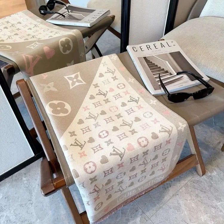 Autumn and winter fashionable and versatile light luxury scarf 01 (no after-sales service for more than 7 days)