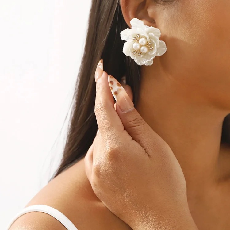 N11582 cross-border European and American fashion flower pearl necklace earrings temperament fresh literary rhinestone beaded clavicle chain
