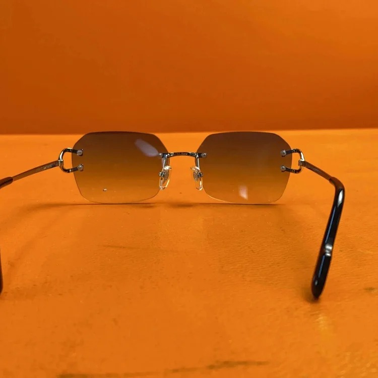 Chat’s fashionable and versatile anti-UV sunglasses