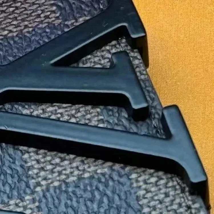 New L Men's Belt (returns and exchanges are not supported for non-quality issues)