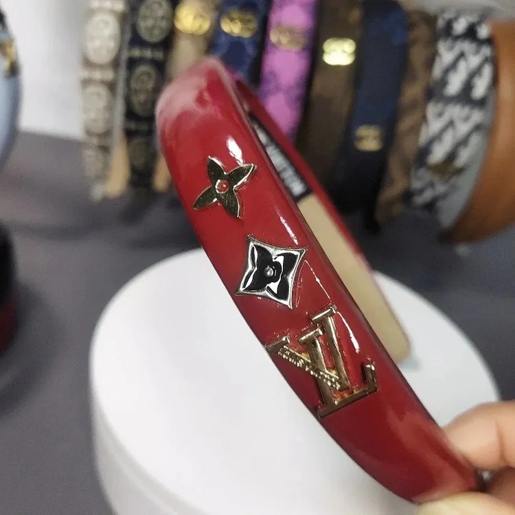 Retro metal letter PU high-end headband for women sponge new leather hairpin pressed hair French style headband hair accessories