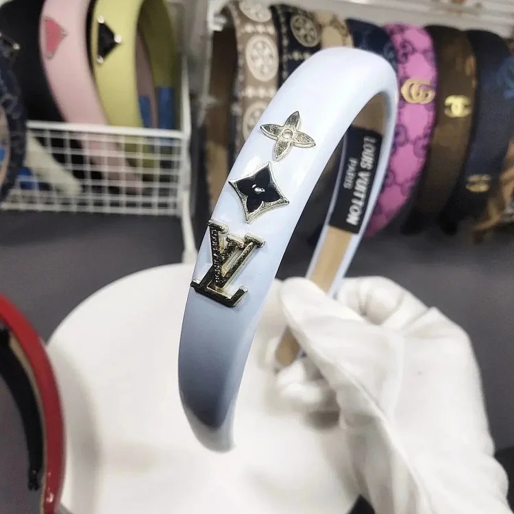 Retro metal letter PU high-end headband for women sponge new leather hairpin pressed hair French style headband hair accessories