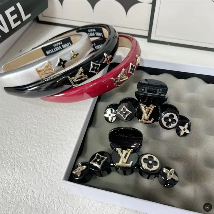Retro metal letter PU high-end headband for women sponge new leather hairpin pressed hair French style headband hair accessories