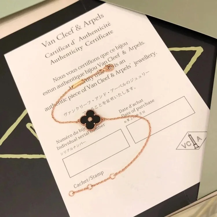 D-1 uses a heart to let every piece of jewelry exude your beauty and charm (Van Cleef & Arpels) (with gift box packaging)